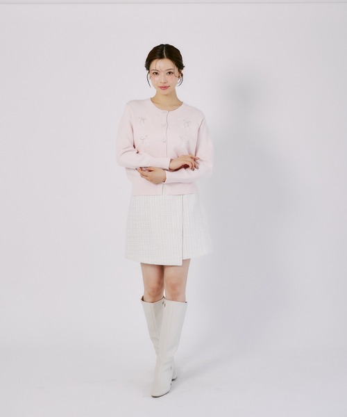 tocco closet（トッコ　クローゼット）の「チェリービジュー付きパール釦ラメ入りニットカーディガン（カーディガン/ボレロ・レディース・オフホワイト/ライトブルー/ピンク・M）」の18枚目の写真