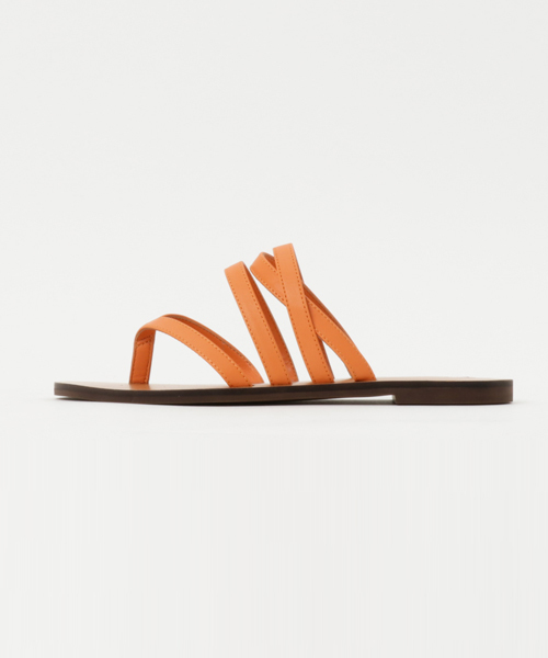 CHARLES & KEITH(チャールズ & キース)の「マルチストラップトングサンダル / MULTI-STRAP THONG SANDALS(サンダル・レディース・ゴールド/ダークブラウン/オレンジ・23cm/24.5cm/23.5cm/22.5cm/24cm)」の4枚目の写真