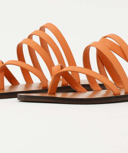 CHARLES & KEITH(チャールズ & キース)の「マルチストラップトングサンダル / MULTI-STRAP THONG SANDALS(サンダル・レディース・ゴールド/ダークブラウン/オレンジ・23cm/24.5cm/23.5cm/22.5cm/24cm)」の8枚目の写真