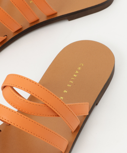 CHARLES & KEITH(チャールズ & キース)の「マルチストラップトングサンダル / MULTI-STRAP THONG SANDALS(サンダル・レディース・ゴールド/ダークブラウン/オレンジ・23cm/24.5cm/23.5cm/22.5cm/24cm)」の9枚目の写真