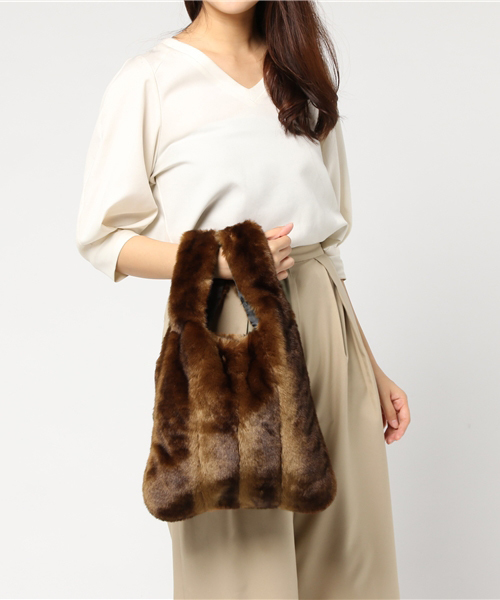 MOUSSY（マウジー）の「FAUX FUR SHOPPER BAG（ショルダーバッグ・レディース・ブラウン/ライトベージュ・FREE）」の4枚目の写真