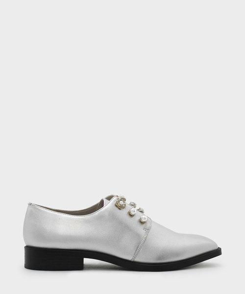 CHARLES & KEITH(チャールズ & キース)の「エンベリッシュノーテッドオックスフォード / EMBELLISHED KNOTTED OXFORDS(ローファー・レディース・ブラック/シルバー・22.5cm/23.5cm/23cm/24.5cm/25cm)」の1枚目の写真