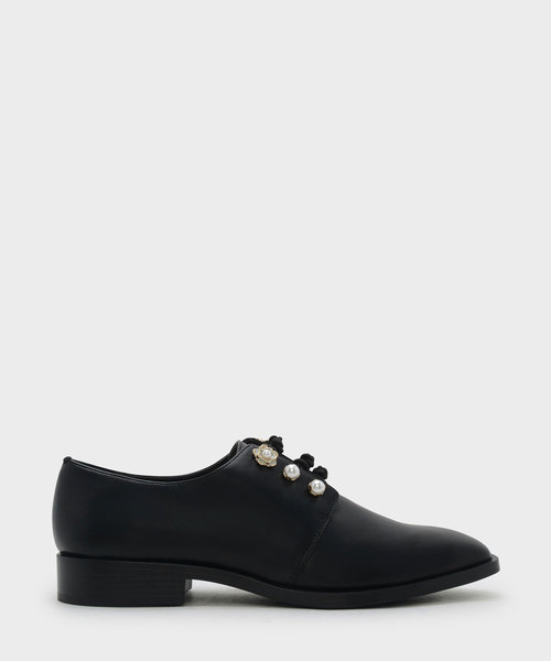 CHARLES & KEITH(チャールズ & キース)の「エンベリッシュノーテッドオックスフォード / EMBELLISHED KNOTTED OXFORDS(ローファー・レディース・ブラック/シルバー・22.5cm/23.5cm/23cm/24.5cm/25cm)」の2枚目の写真