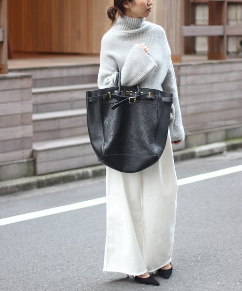 FRAMeWORK（フレームワーク）の「YOUNG＆OLSEN別注エンボスレザー