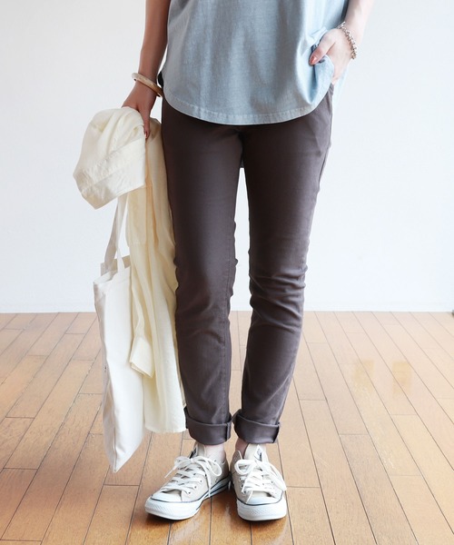 andme（アンドミー）の「ストレッチ綿ツイルチノパンツ ウエストゴム（チノパンツ・レディース・チャコールグレー/ブラック/ベージュ/カーキ・M/L）」の3枚目の写真