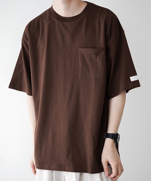 anown（アノン）の「ラベルスリーブ ポケットクルーネック半袖カットソー【ファッションインフルエンサー JUN×anown 限定コラボ】（Tシャツ/カットソー・メンズ・ホワイト/ダークブラウン/ベージュ・M/L）」の2枚目の写真