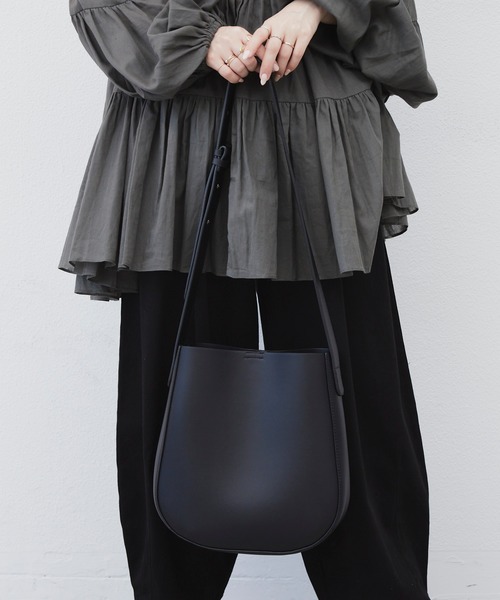 Libra Cue(リブラ キュー)の「Libra ラウンドショルダーバッグ(ショルダーバッグ・レディース・ブラック・FREE)」の11枚目の写真