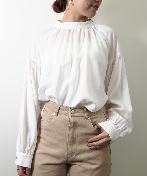 Riberry(リベリー)の「ギャザーボリュームブラウス(シャツ/ブラウス・レディース・ベージュ/オフホワイト/グリーン・MEDIUM)」の2枚目の写真