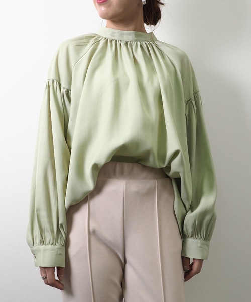 Riberry(リベリー)の「ギャザーボリュームブラウス(シャツ/ブラウス・レディース・ベージュ/オフホワイト/グリーン・MEDIUM)」の3枚目の写真