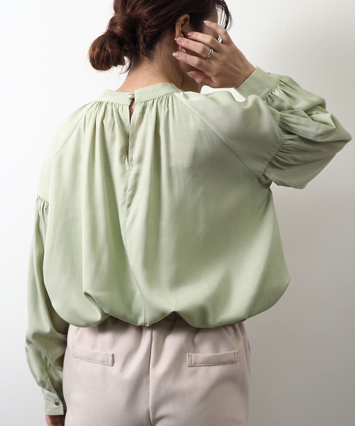 Riberry(リベリー)の「ギャザーボリュームブラウス(シャツ/ブラウス・レディース・ベージュ/オフホワイト/グリーン・MEDIUM)」の14枚目の写真
