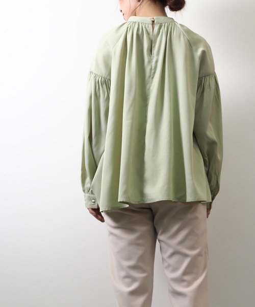 Riberry(リベリー)の「ギャザーボリュームブラウス(シャツ/ブラウス・レディース・ベージュ/オフホワイト/グリーン・MEDIUM)」の9枚目の写真