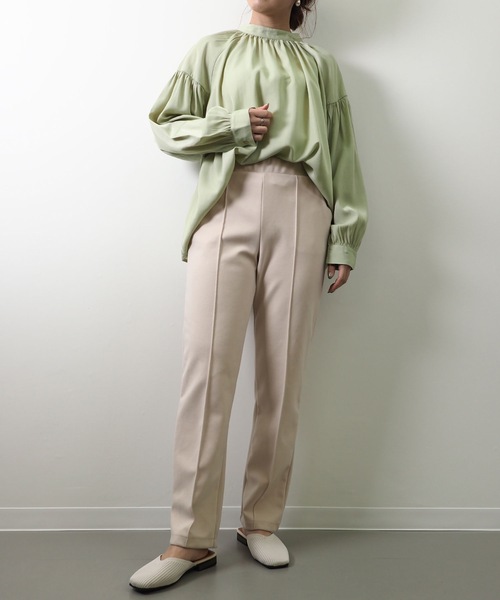 Riberry(リベリー)の「ギャザーボリュームブラウス(シャツ/ブラウス・レディース・ベージュ/オフホワイト/グリーン・MEDIUM)」の5枚目の写真