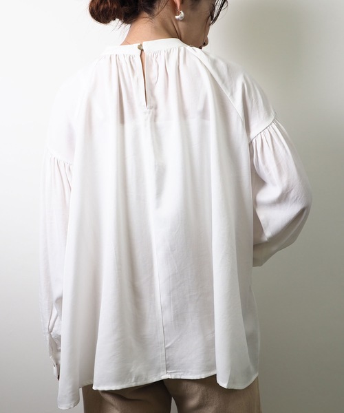 Riberry(リベリー)の「ギャザーボリュームブラウス(シャツ/ブラウス・レディース・ベージュ/オフホワイト/グリーン・MEDIUM)」の13枚目の写真