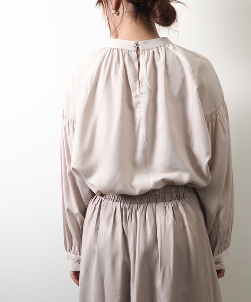 Riberry(リベリー)の「ギャザーボリュームブラウス(シャツ/ブラウス・レディース・ベージュ/オフホワイト/グリーン・MEDIUM)」の11枚目の写真