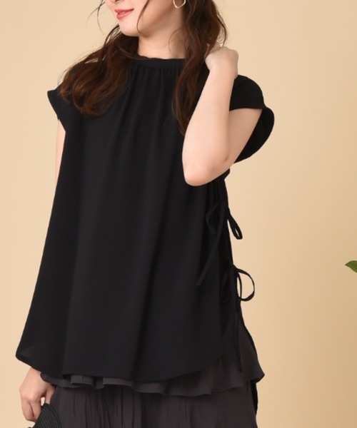 INTERPLANET（インタープラネット）の「サイドリボンＢＡＣＫボタンデザインブラウス（シャツ/ブラウス・レディース・イエロー/サックスブルー/ベージュ/ブラック・FREE）」の2枚目の写真