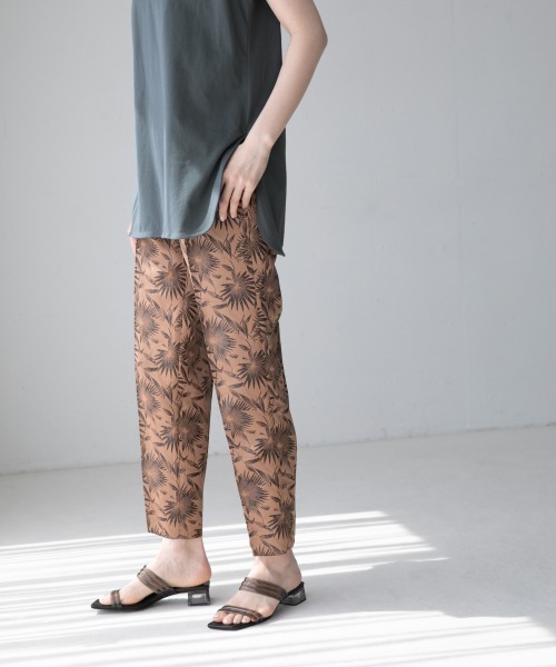 yuw（ユウ）の「ＪＱテーパードパンツ２　944531（その他パンツ・レディース・ブラック/ベージュ/グリーン・MEDIUM/LARGE）」の3枚目の写真