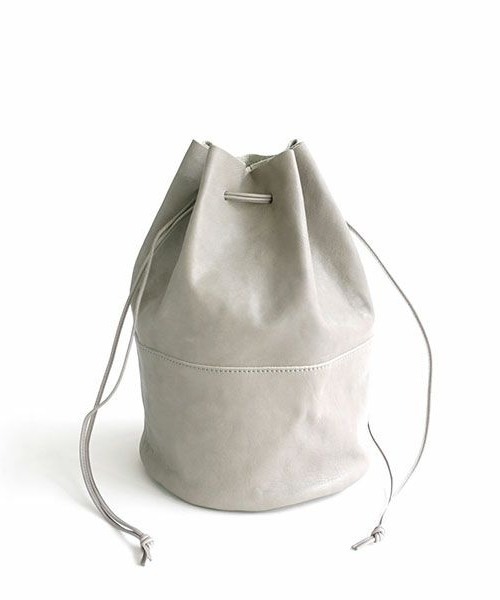 ARTS & CRAFTS（アーツアンドクラフト）の「VEGETABLE HORSE LEATHER / DRAW STRINGS POUCH L ドローストリングポーチL（ショルダーバッグ・レディース・イエロー/チョコ/キャメル/オリーブ/ブラック/グレー/グレイッシュベージュ・FREE）」の3枚目の写真