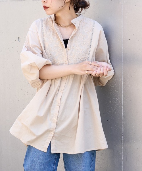 natural couture（ナチュラルクチュール）の「あおいさんコラボ刺繍切替チュニック（シャツ/ブラウス・レディース・ミント/オフホワイト/ブラック/ベージュ・FREE）」の3枚目の写真