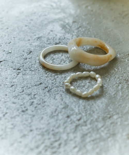 Birthday room（バースデイルーム）の「パール＆アクリル3点セットリング（リング・レディース・ブラウン/ナチュラル/グリーン・FREE）」の2枚目の写真