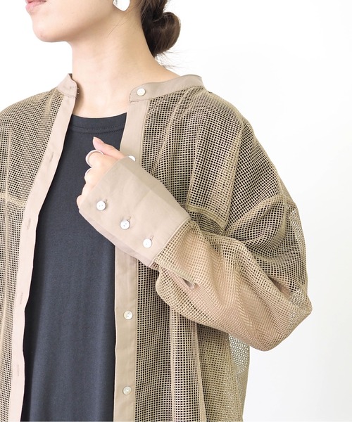 Riberry(リベリー)の「バンドカラーメッシュシャツ(シャツ/ブラウス・レディース・ブラック/ブラウン/アイボリー・MEDIUM)」の8枚目の写真