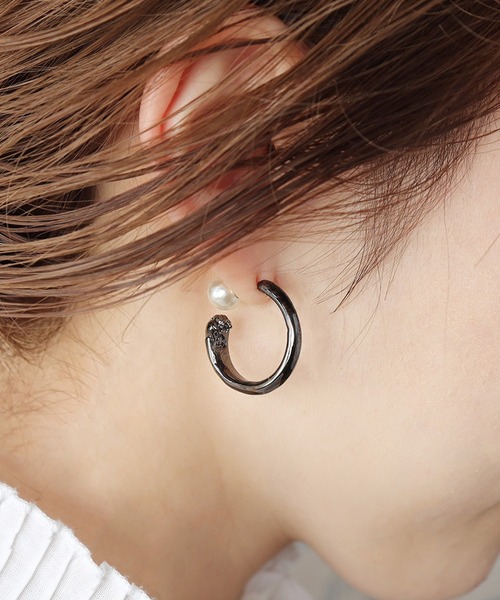 LOVE BY e.m. （ラブバイイーエム）の「猫の手フープピアス（ピアス（片耳用）・レディース・ゴールド/ブラック・FREE）」の17枚目の写真