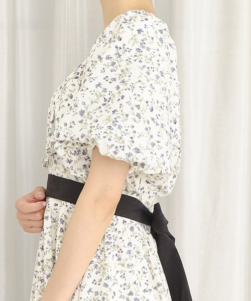 TITTY&CO.（ティティーアンドコー）の「フロントギャザーフラワーワンピース（ワンピース・レディース・オフホワイト/ブラック・MEDIUM/SMALL）」の14枚目の写真