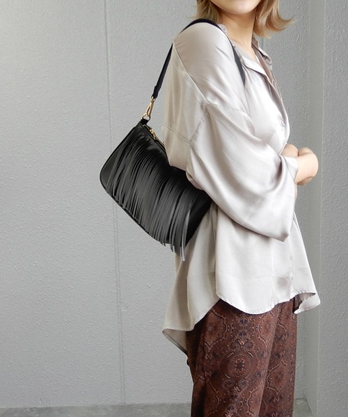 minia(ミニア)の「フリンジショルダーバッグ <ショルダーストラップ&肩掛けハンドル付き> ◆(ショルダーバッグ・レディース・ブラック/アイボリー/キャメル/マスタード・FREE)」の3枚目の写真