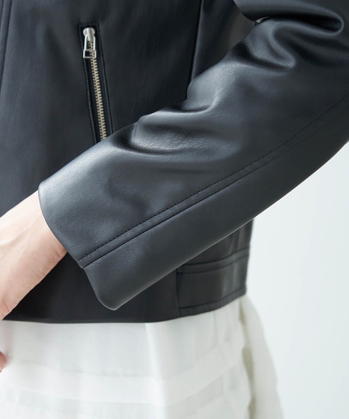 ROPE' PICNIC（ロペピクニック）の「フェイクレザースタンドカラージャケット（ライダースジャケット・レディース・ブラック/ベージュ・38/40）」の3枚目の写真