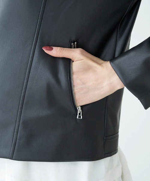 ROPE' PICNIC（ロペピクニック）の「フェイクレザースタンドカラージャケット（ライダースジャケット・レディース・ブラック/ベージュ・38/40）」の7枚目の写真