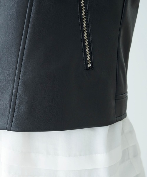ROPE' PICNIC（ロペピクニック）の「フェイクレザースタンドカラージャケット（ライダースジャケット・レディース・ブラック/ベージュ・38/40）」の16枚目の写真