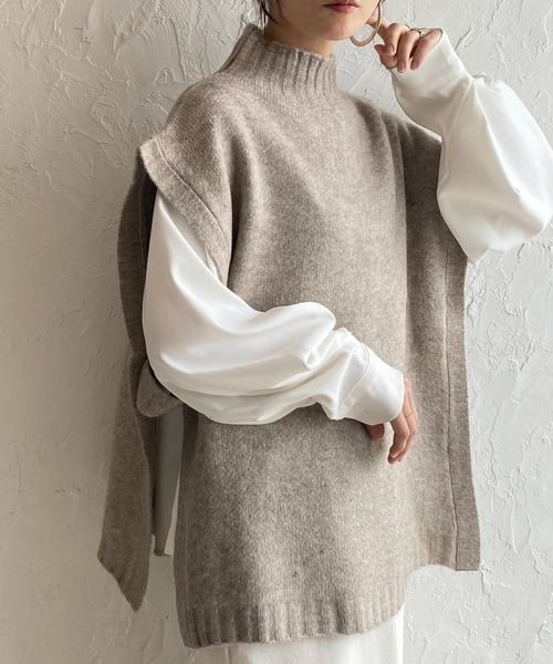 She's Closet（シーズクローゼット）の「オーバーサイズサイドオープンベルト付きハイネックニットベスト（ベスト・レディース・アイボリー/グレイッシュベージュ/オリーブ/ブラック/杢グレー/グリーン/ベージュ・FREE）」の4枚目の写真