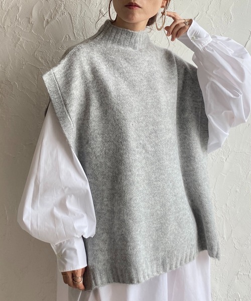 She's Closet（シーズクローゼット）の「オーバーサイズサイドオープンベルト付きハイネックニットベスト（ベスト・レディース・アイボリー/グレイッシュベージュ/オリーブ/ブラック/杢グレー/グリーン/ベージュ・FREE）」の3枚目の写真