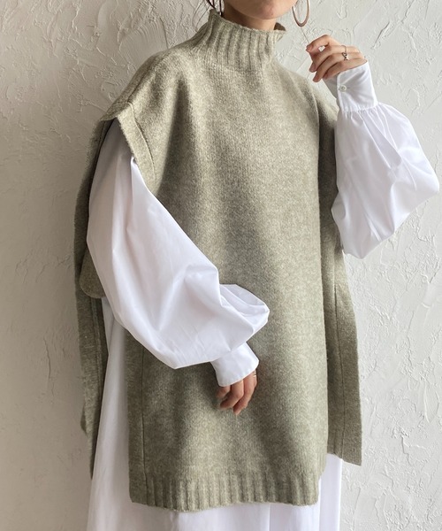 She's Closet（シーズクローゼット）の「オーバーサイズサイドオープンベルト付きハイネックニットベスト（ベスト・レディース・アイボリー/グレイッシュベージュ/オリーブ/ブラック/杢グレー/グリーン/ベージュ・FREE）」の7枚目の写真