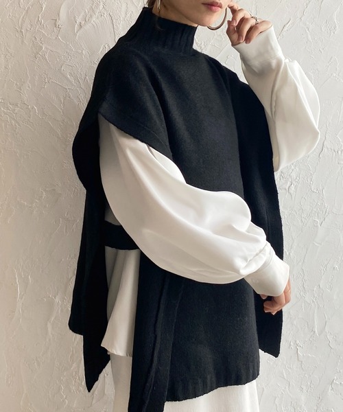 She's Closet（シーズクローゼット）の「オーバーサイズサイドオープンベルト付きハイネックニットベスト（ベスト・レディース・アイボリー/グレイッシュベージュ/オリーブ/ブラック/杢グレー/グリーン/ベージュ・FREE）」の2枚目の写真