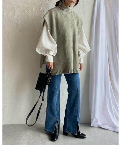 She's Closet（シーズクローゼット）の「オーバーサイズサイドオープンベルト付きハイネックニットベスト（ベスト・レディース・アイボリー/グレイッシュベージュ/オリーブ/ブラック/杢グレー/グリーン/ベージュ・FREE）」の21枚目の写真