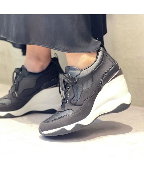 【+diana ダイアナ】スニーカー サイドジップ 厚底 ヒールアップ 美品 diana（プラスダイアナ） スニーカー 「9cm」美脚ヒールアップ