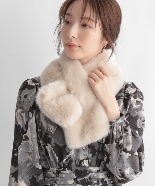 Andemiu（アンデミュウ）の「フェイクファーミニマフラー268517（マフラー・レディース・ベージュ/モカ・FREE）」の2枚目の写真