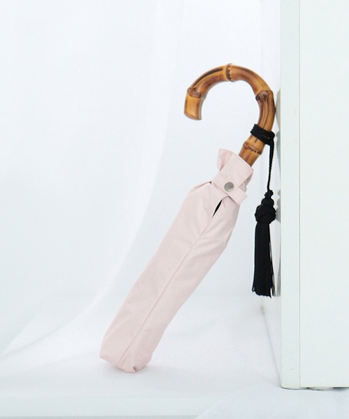 utatane（ウタタネ）の「折りたたみ日傘 完全遮光100％ 晴雨兼用 竹ハンドル（内ストラップ付）（折りたたみ傘・レディース・ブラック/ベージュ/グレー/レッド/ブルー/グリーン/ラベンダー/ネイビー/ピンク/マスタード・FREE）」の9枚目の写真