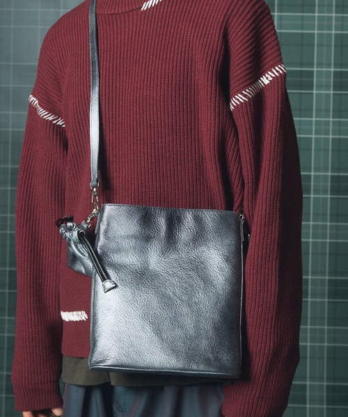 MAISON SPECIAL(メゾンスペシャル)の「《UNISEX》2WAY Leather Mini Shoulder Bag With Drawstring Charm/巾着チャーム付きレザー2WAYミニショルダーバッグ【MAISON SPECIAL/メゾンスペシャル】(ショルダーバッグ・メンズ・ホワイト/ブラック/イエロー/シルバー/グリーン/ターコイズブルー/オフホワイト/ダークグリーン/グレイッシュベージュ/パープル/その他1/ダークブラック・FREE)」の1枚目の写真