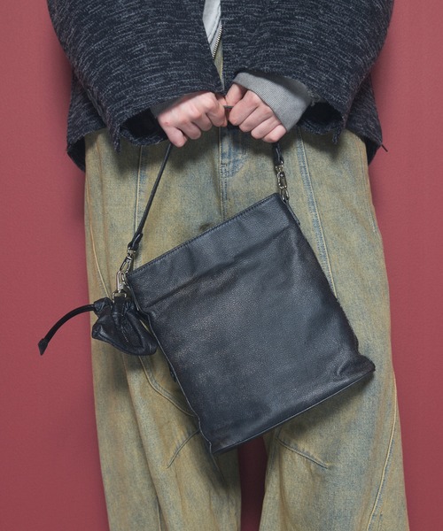 MAISON SPECIAL(メゾンスペシャル)の「《UNISEX》2WAY Leather Mini Shoulder Bag With Drawstring Charm/巾着チャーム付きレザー2WAYミニショルダーバッグ【MAISON SPECIAL/メゾンスペシャル】(ショルダーバッグ・メンズ・ホワイト/ブラック/イエロー/シルバー/グリーン/ターコイズブルー/オフホワイト/ダークグリーン/グレイッシュベージュ/パープル/その他1/ダークブラック・FREE)」の5枚目の写真