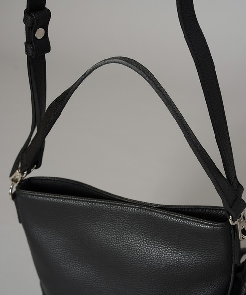 MAISON SPECIAL(メゾンスペシャル)の「《UNISEX》2WAY Leather Mini Shoulder Bag With Drawstring Charm/巾着チャーム付きレザー2WAYミニショルダーバッグ【MAISON SPECIAL/メゾンスペシャル】(ショルダーバッグ・メンズ・ホワイト/ブラック/イエロー/シルバー/グリーン/ターコイズブルー/オフホワイト/ダークグリーン/グレイッシュベージュ/パープル/その他1/ダークブラック・FREE)」の19枚目の写真