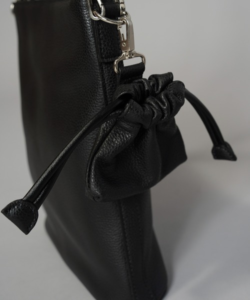 MAISON SPECIAL(メゾンスペシャル)の「《UNISEX》2WAY Leather Mini Shoulder Bag With Drawstring Charm/巾着チャーム付きレザー2WAYミニショルダーバッグ【MAISON SPECIAL/メゾンスペシャル】(ショルダーバッグ・メンズ・ホワイト/ブラック/イエロー/シルバー/グリーン/ターコイズブルー/オフホワイト/ダークグリーン/グレイッシュベージュ/パープル/その他1/ダークブラック・FREE)」の18枚目の写真