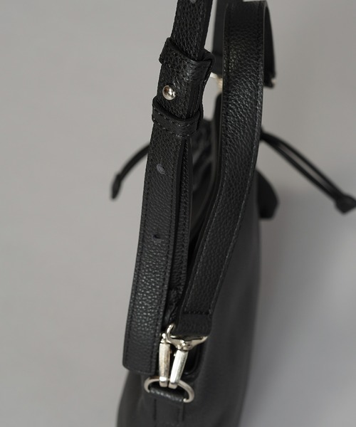 MAISON SPECIAL(メゾンスペシャル)の「《UNISEX》2WAY Leather Mini Shoulder Bag With Drawstring Charm/巾着チャーム付きレザー2WAYミニショルダーバッグ【MAISON SPECIAL/メゾンスペシャル】(ショルダーバッグ・メンズ・ホワイト/ブラック/イエロー/シルバー/グリーン/ターコイズブルー/オフホワイト/ダークグリーン/グレイッシュベージュ/パープル/その他1/ダークブラック・FREE)」の17枚目の写真