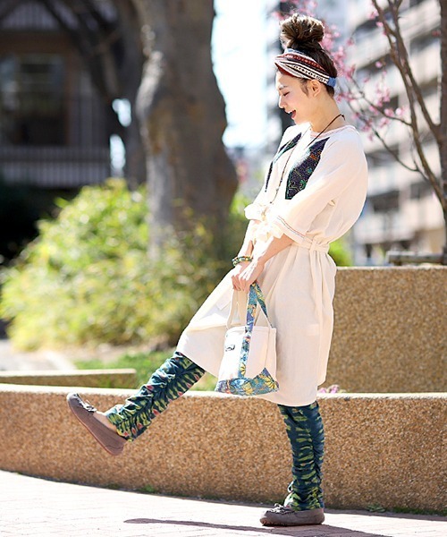 チチカカ（チチカカ）の「裾くしゅレギンス【WEB限定】（レギンス/スパッツ・レディース・ターコイズブルー/パープル系その他/チャコールグレー/ブラウン/パープル/カーキ/グリーン・FREE）」の8枚目の写真