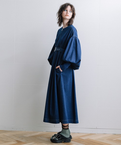 AULA AILA（アウラアイラ）の「ボリュームスリーブデニムワンピース（ワンピース・レディース・ブラック/ブルー/インディゴブルー・0）」の7枚目の写真