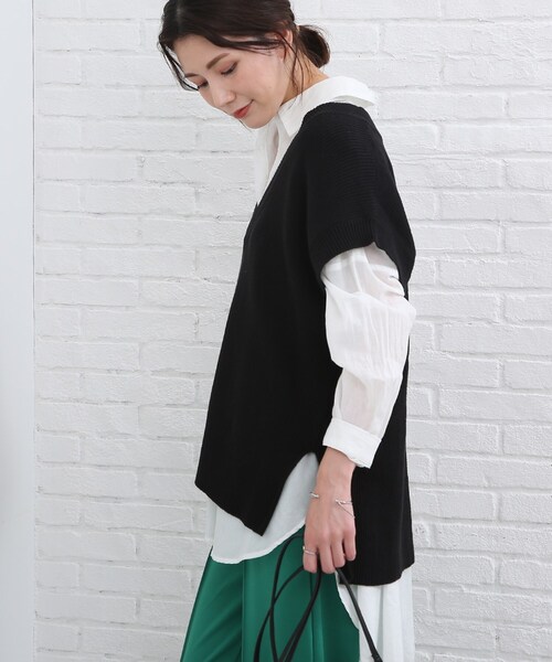 SHOO・LA・RUE（シューラルー）の「◆脇スリット入りVネックベスト（ベスト・レディース・ブラック/ダークグリーン/ナチュラル/キャメル/ダークオレンジ/ブルー・00）」の14枚目の写真