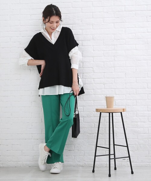 SHOO・LA・RUE（シューラルー）の「◆脇スリット入りVネックベスト（ベスト・レディース・ブラック/ダークグリーン/ナチュラル/キャメル/ダークオレンジ/ブルー・00）」の16枚目の写真