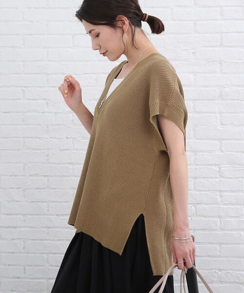 SHOO・LA・RUE（シューラルー）の「◆脇スリット入りVネックベスト（ベスト・レディース・ブラック/ダークグリーン/ナチュラル/キャメル/ダークオレンジ/ブルー・00）」の21枚目の写真