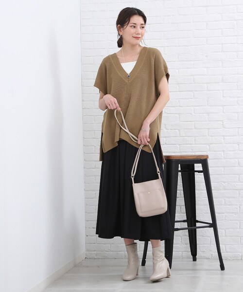 SHOO・LA・RUE（シューラルー）の「◆脇スリット入りVネックベスト（ベスト・レディース・ブラック/ダークグリーン/ナチュラル/キャメル/ダークオレンジ/ブルー・00）」の22枚目の写真