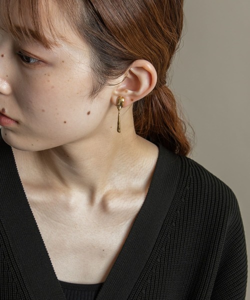SMELLY(スメリー)の「ニュアンスメタルバーイヤリング(イヤリング・レディース・ゴールド・-)」の5枚目の写真